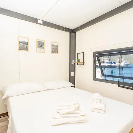 Hoceanika Houseboat *