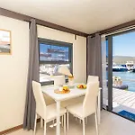 Hoceanika Houseboat Botel *