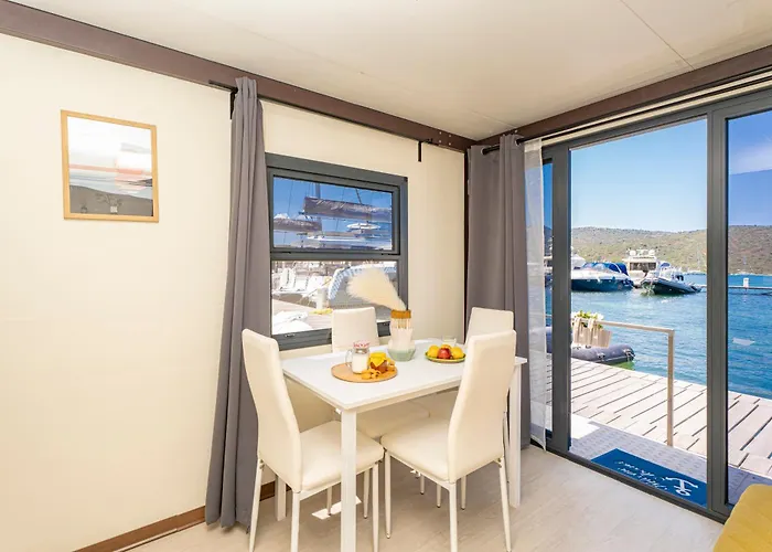 Hoceanika Houseboat Botel *